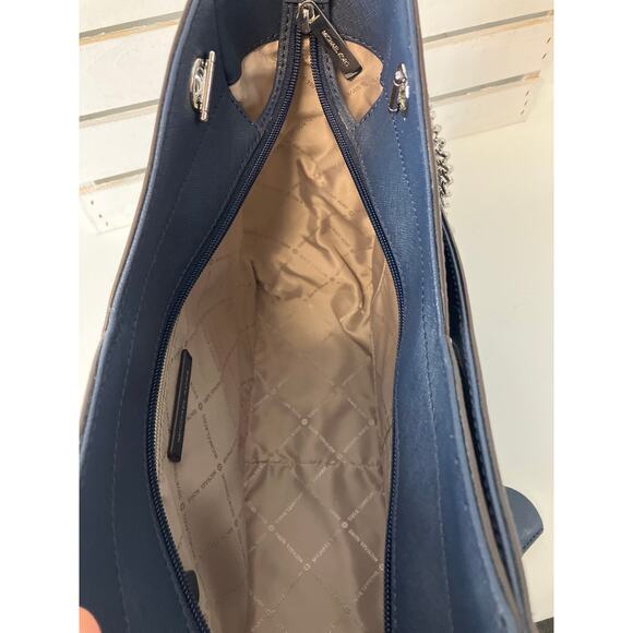 MICHAEL KORS, LARGE NAVY SAFFIANO LEAHTER SHOULDER BAG WITH CHARM - Picture 14 of 16